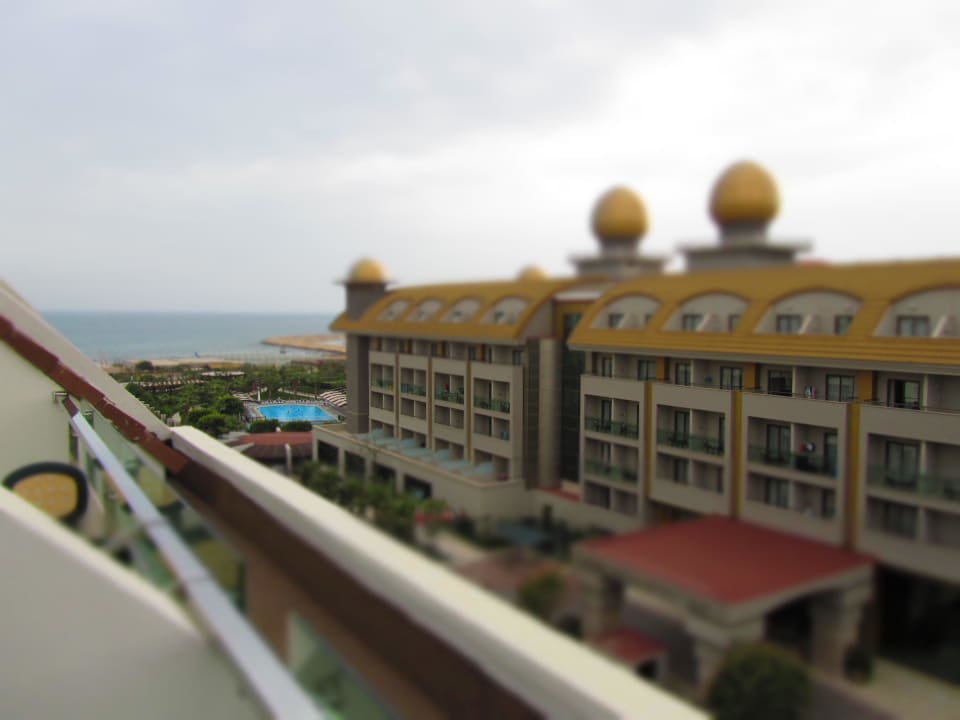 Auf das Nachbarhotel Port Side Resort Hotel