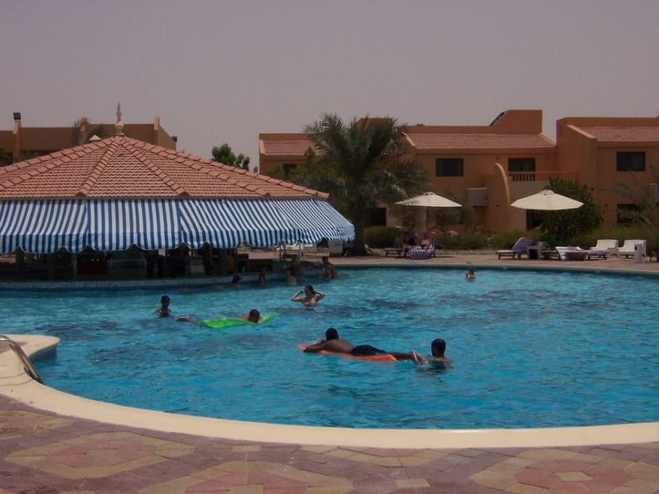 Pool & Poolbar BM Beach Resort