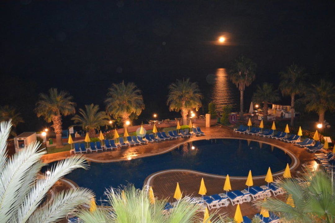 Вид с балкона ночью Aska Bayview Resort