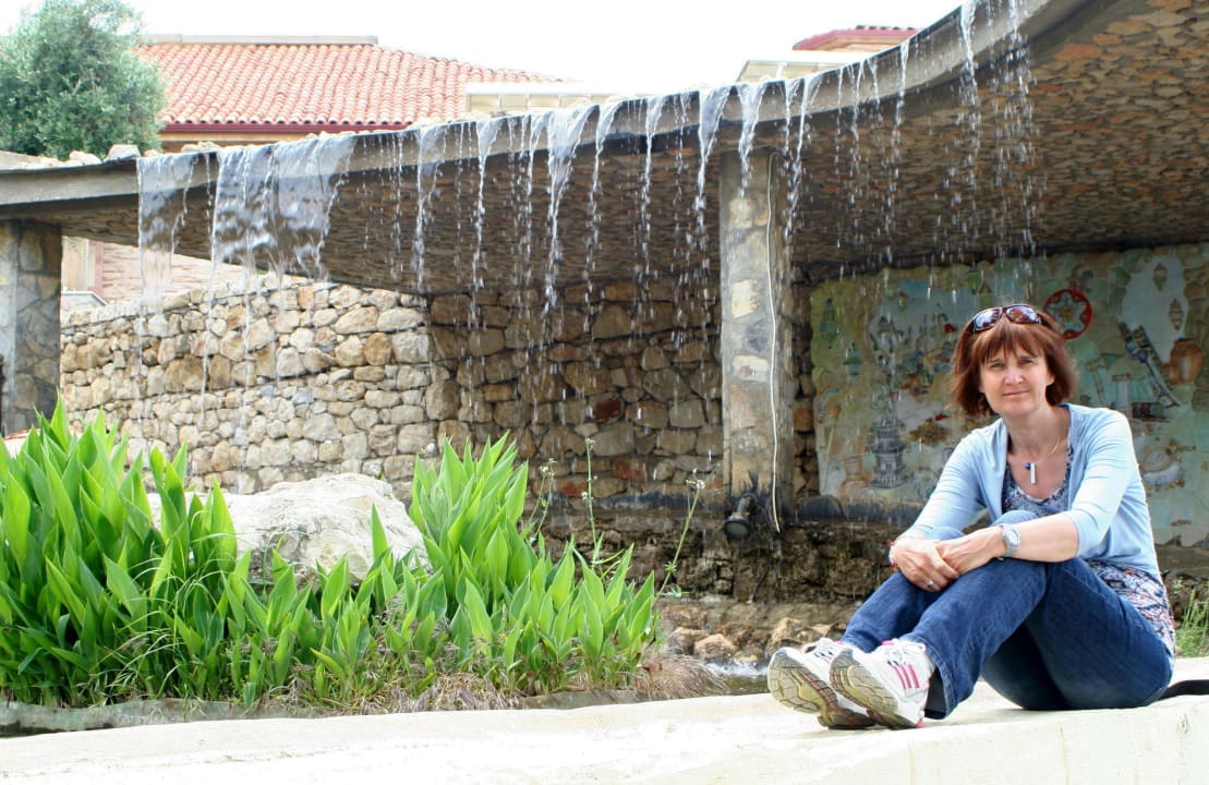 Marion am Eingang des Hotels Club Resort Atlantis