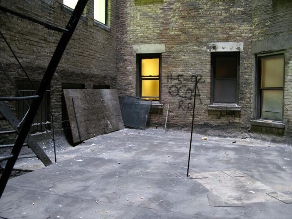 Zimmer 206 - Blick aus dem Fenster auf d. Innenho St. James Hotel