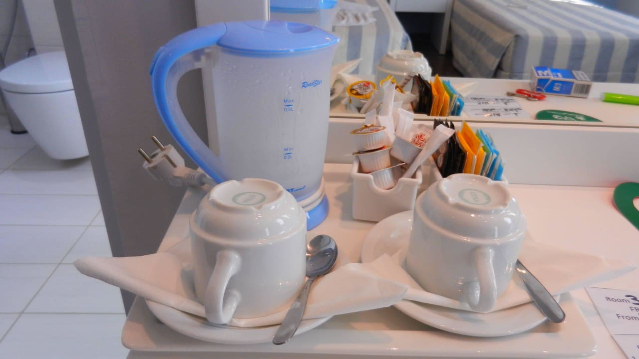 Wasserkocher mit Tee und Kaffee HARPIN Georgioupolis Resort Aquapark & SPA
