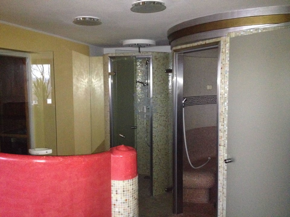 Dampfbad rechts, Sauna links Hotel Neuwirt