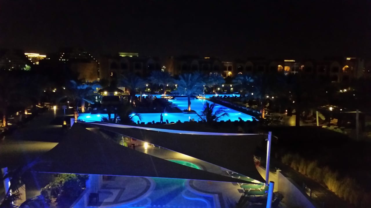 Blick von der Anchor-Bar auf den Pool DoubleTree by Hilton Resort & Spa Marjan Island