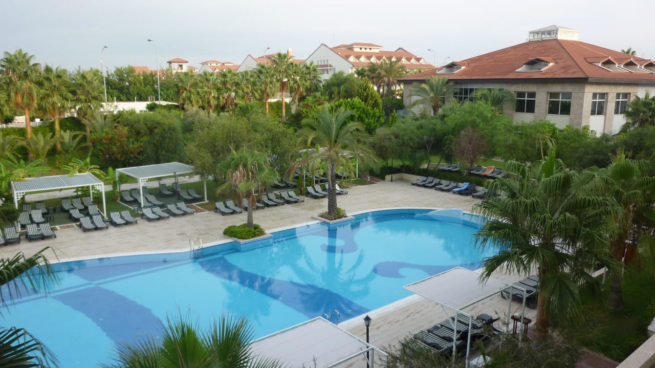 Ausblick auf Hotelpool Hotel Süral Resort