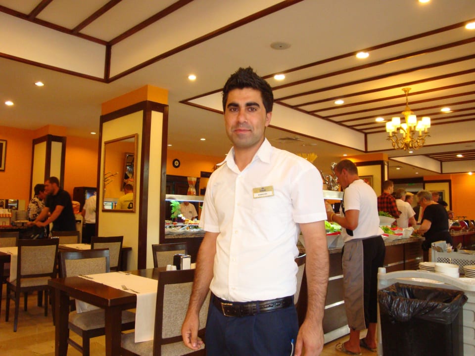 Raman der Top-Kellner im Restaurant Dosi Hotel