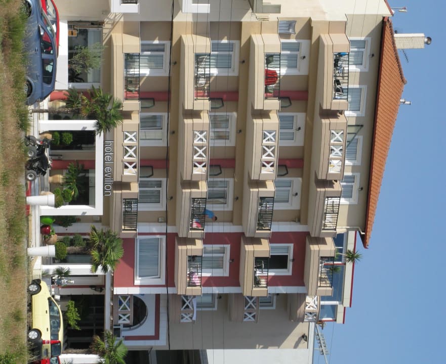 Voorzijde hotel Evilion Sea & Sun Hotel