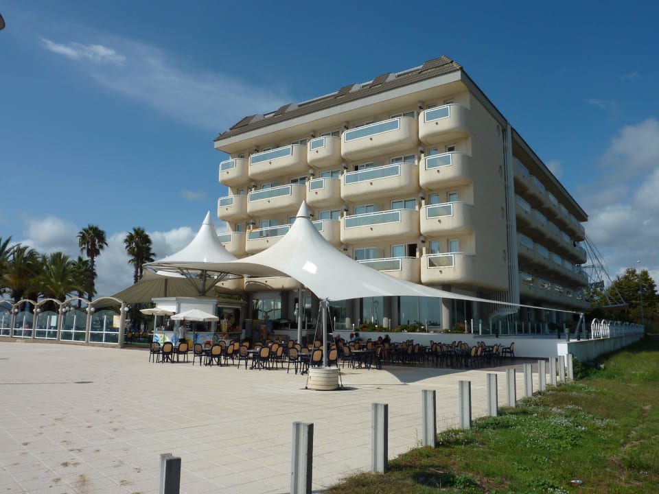 Hotelrückseite, Sicht vom Strand CAPRICI BEACH HOTEL & SPA