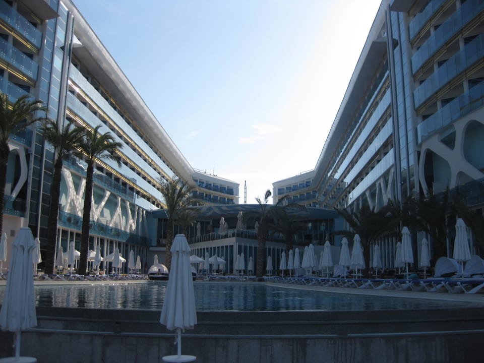 Innenhof Vikingen Infinity Resort & Spa