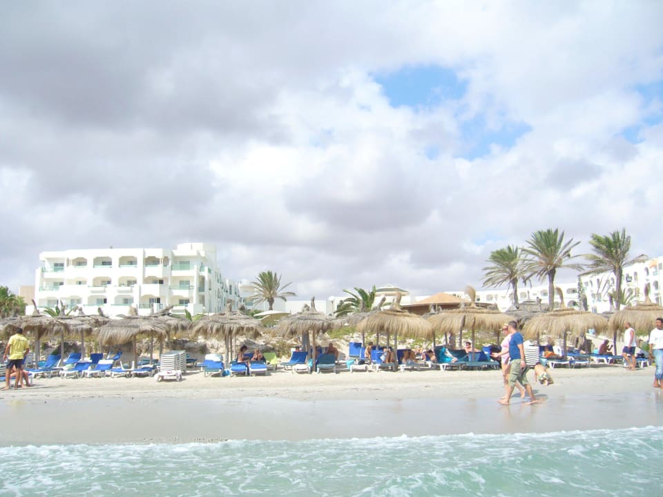 Widok z morza na plażę i hotel Hotel El Mouradi Mahdia