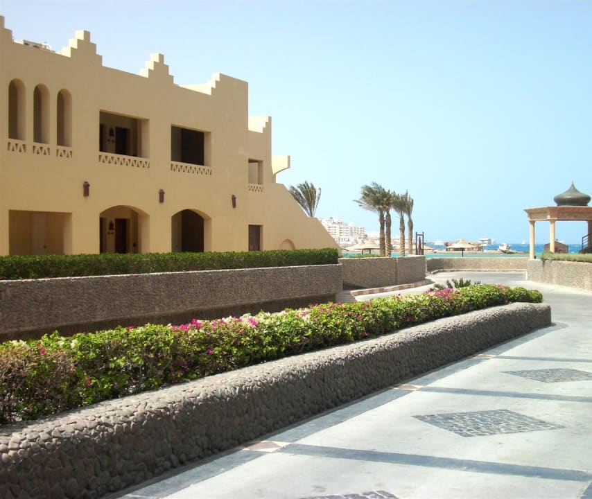 Gegenüber vom Haupteingang Sunny Days El Palacio Resort & Spa