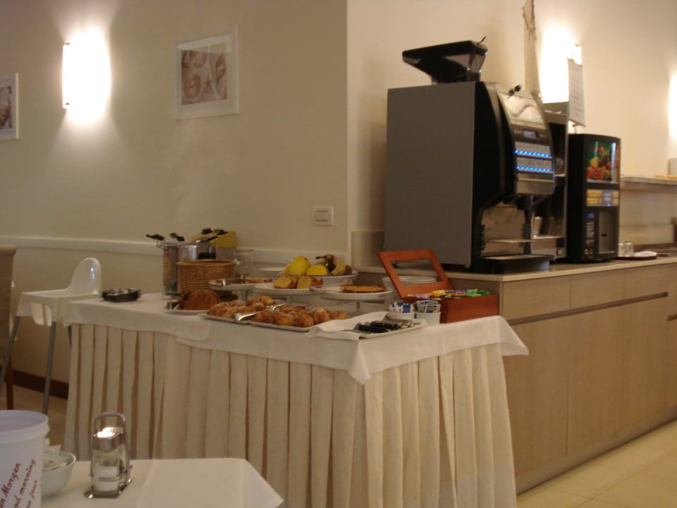 Frühstück, alles vorhanden Hotel International Beach