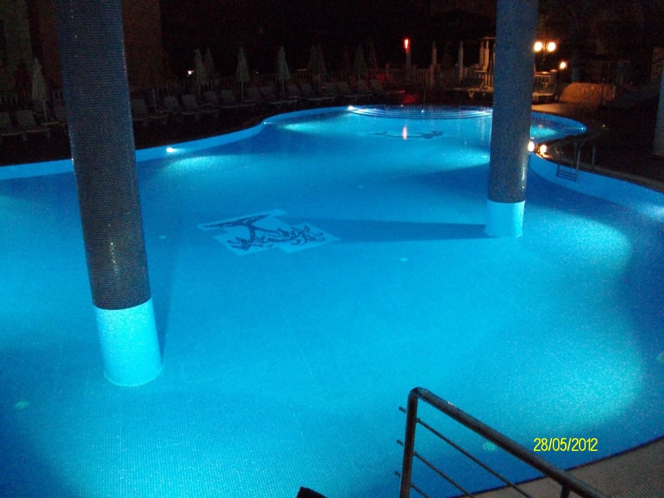 Pool bei Nacht Hotel Club Paradiso