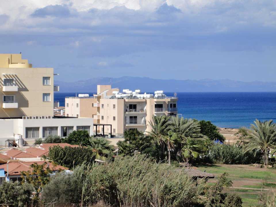 Blick zum Nachbarhotel Crystal Springs Beach Hotel