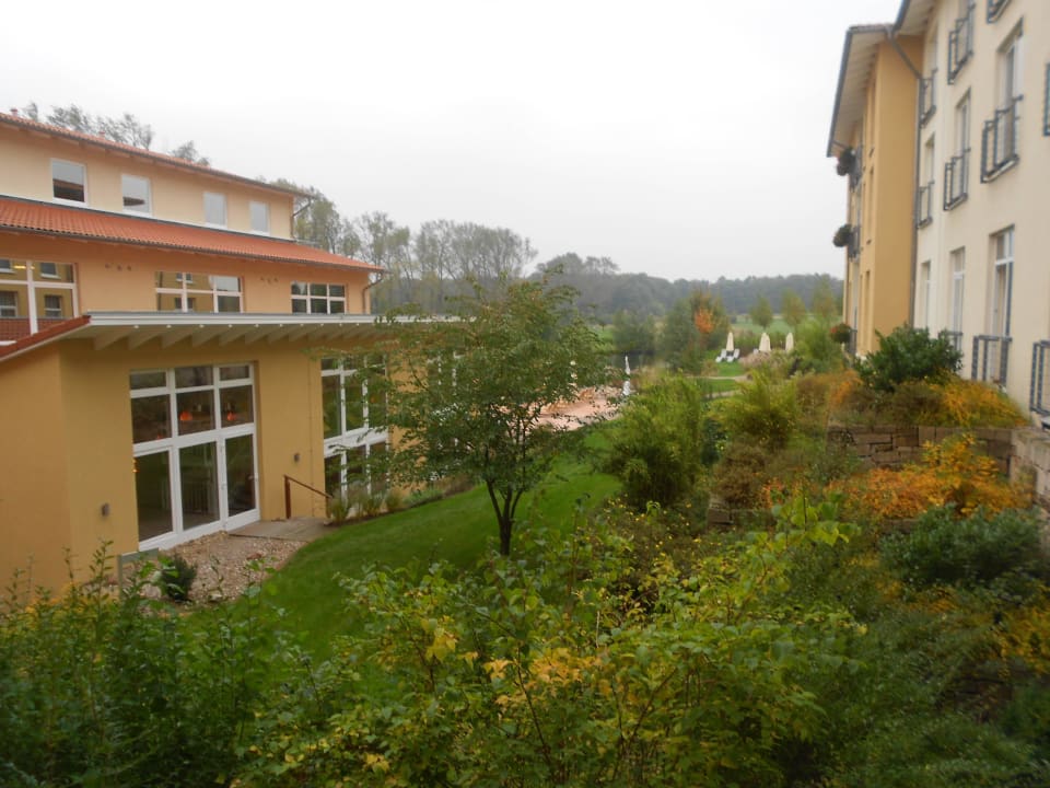 Ausblick in den Garten Best Western Premier Castanea Resort Hotel