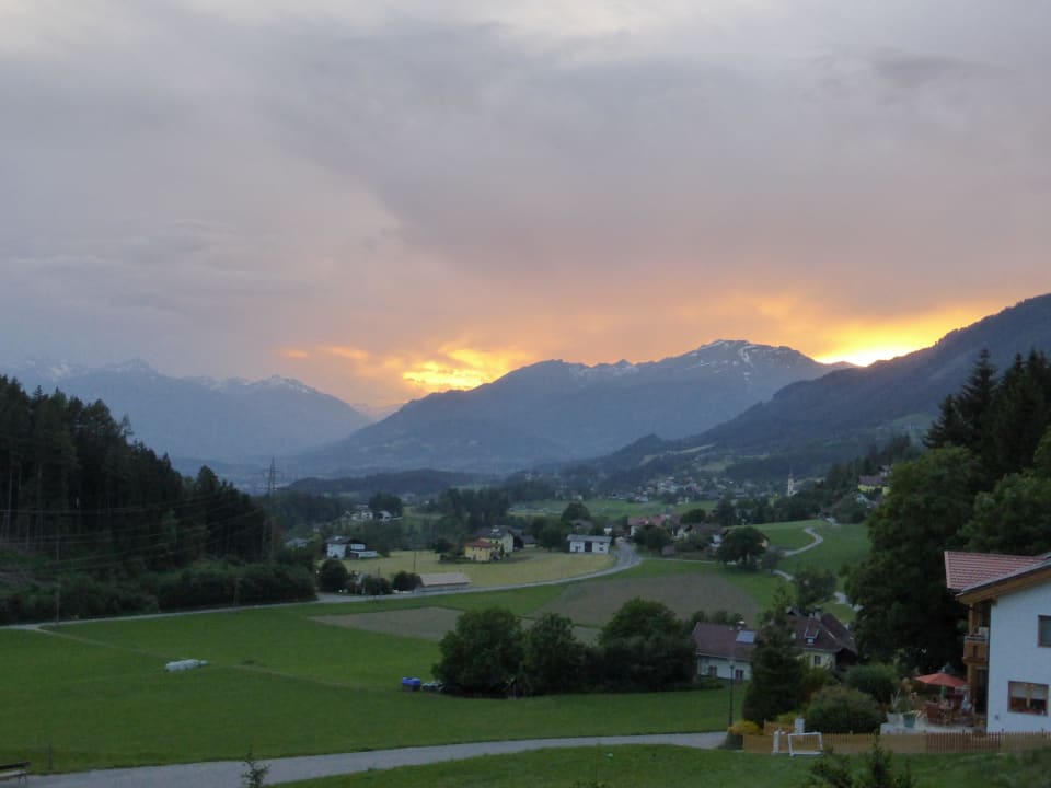 Blick vom Balkon Richtung Millstatt, Abendrot Landhaus Bonaventura