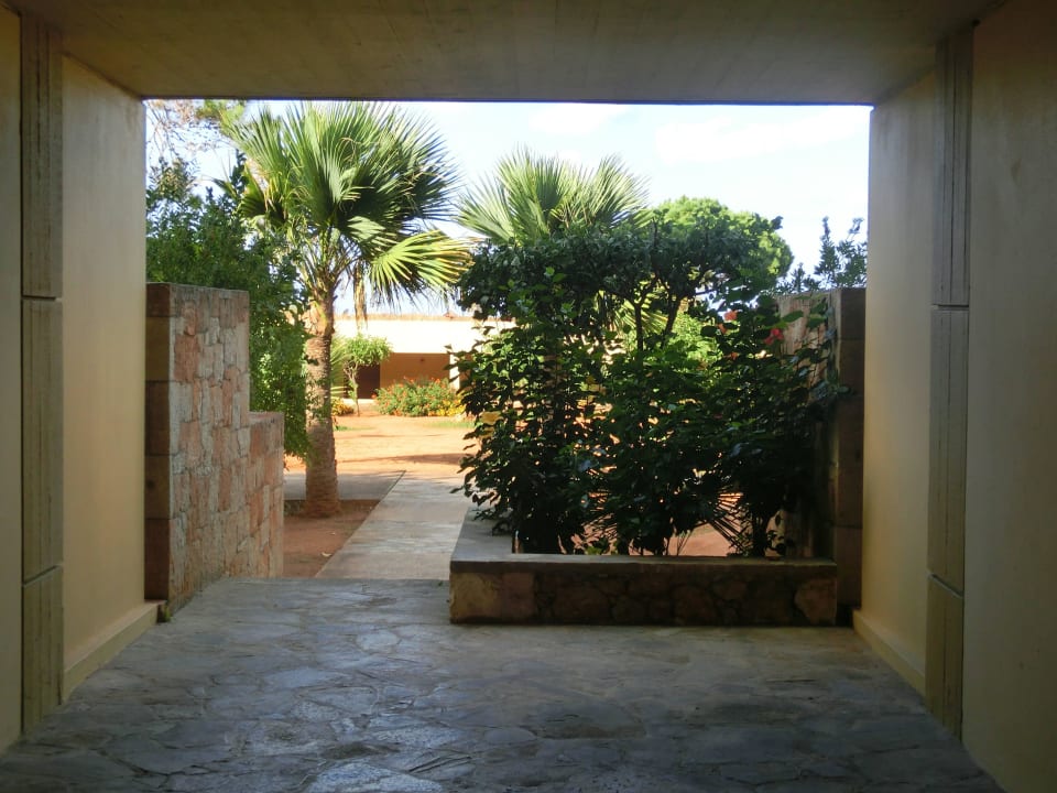 Auf dem Weg ins Restaurant  Kernos Beach Hotel & Bungalows