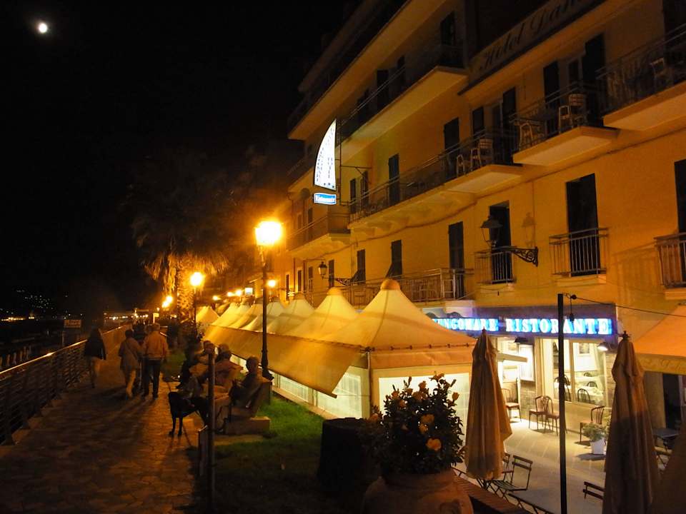 Rechts das Hotel Hotel Danio Lungomare