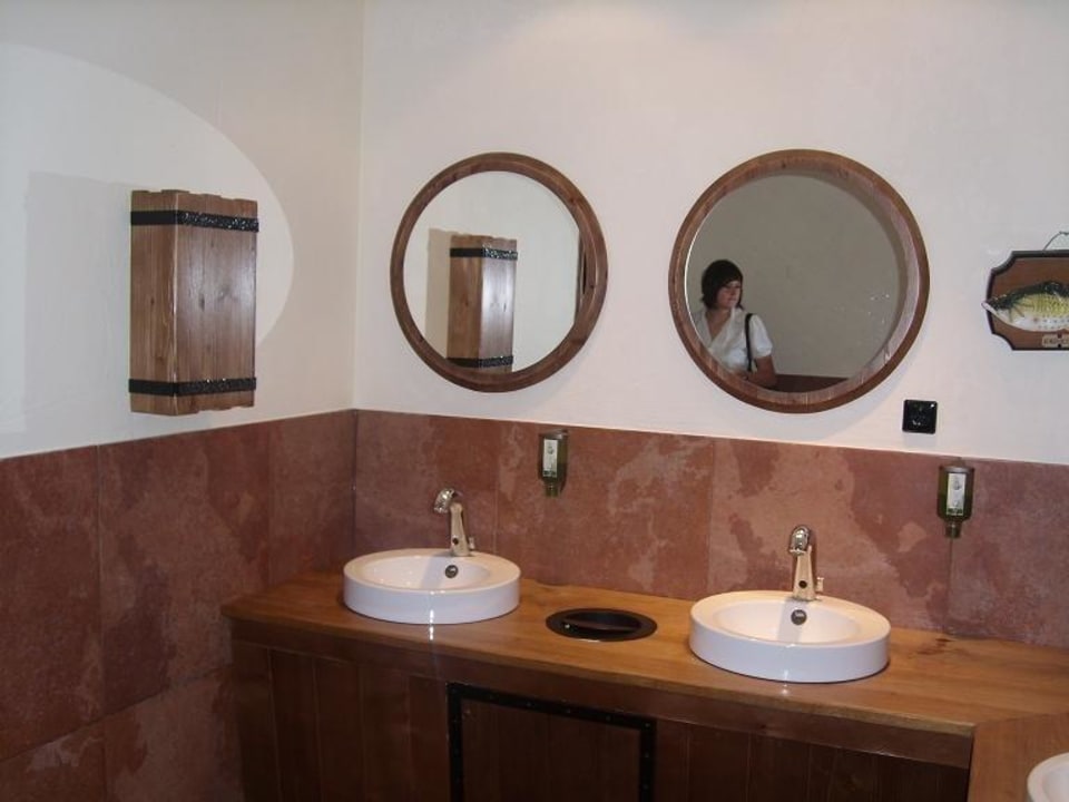 Waschbecken in der Lobby Toilette Heide Park Abenteuerhotel