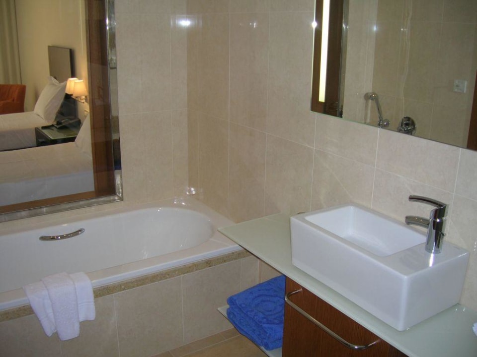 Bad mit Blick durch Fenster ins Zimmer Kernos Beach Hotel & Bungalows