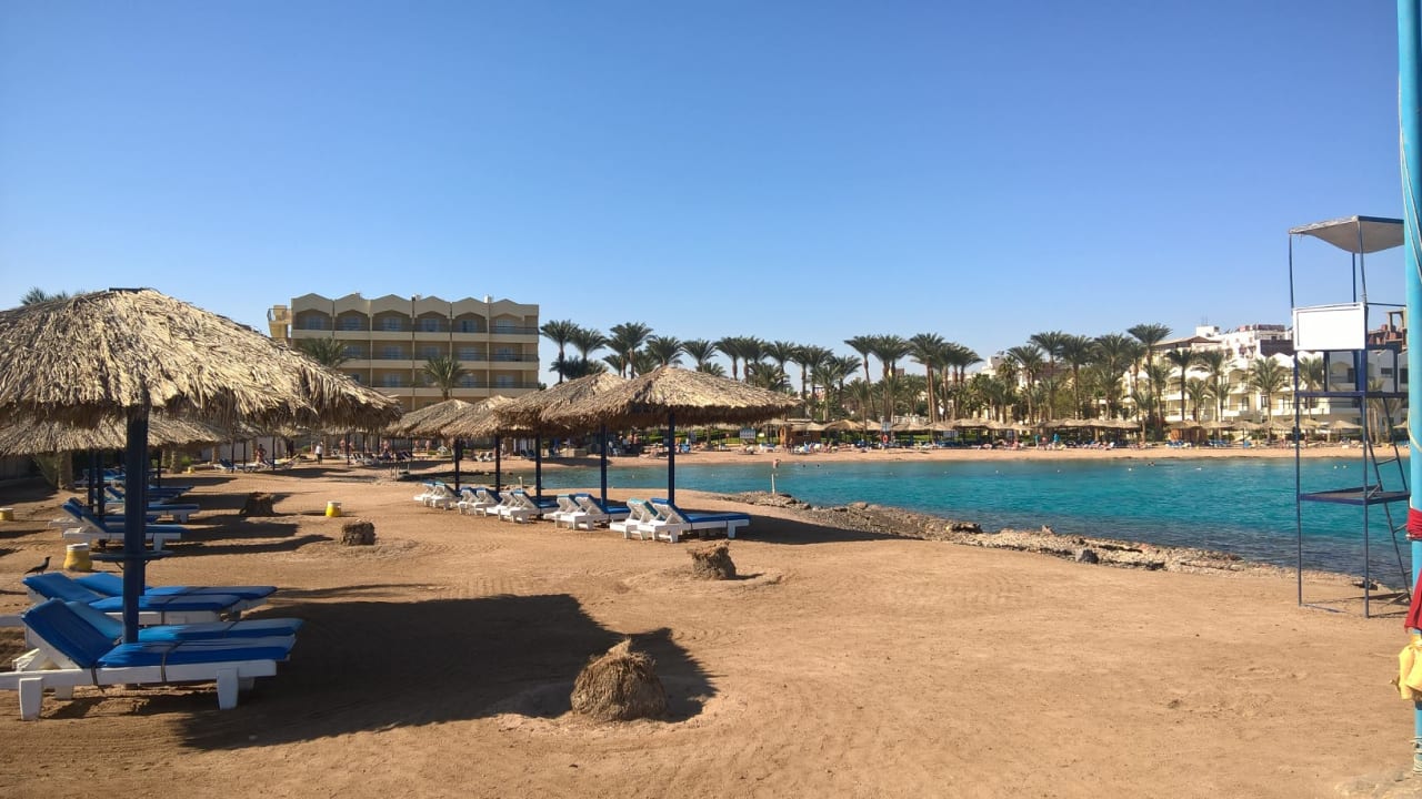 Hotelanlage mit Strand linke Seite und Neubau Regina Resort and Aqua Park Hurghada