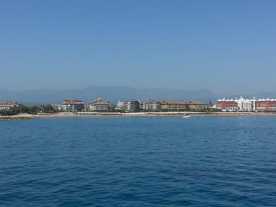 Blick auf das Hotel und dem Strand vom Meer aus Aydinbey Kings Palace & Spa