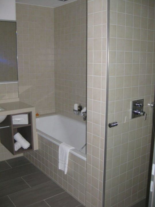 Badewanne und teil der Dusche Göbel's Vital Hotel Bad Sachsa