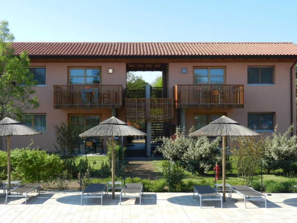 Eines der Apartmenthäuser Green Village Resort - Hotel & Aparthotel