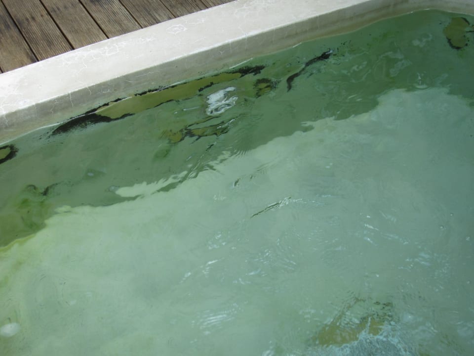 Ungepflegter Jacuzzi  AVANI+ Samui Resort