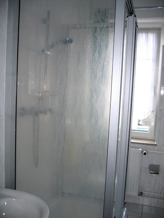 WC zwischen Duschwand und Fenster Hotel Stadt Genthin