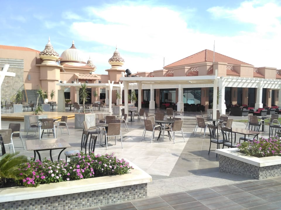 Taras przy lobby. Pickalbatros Aqua Park Resort - Hurghada