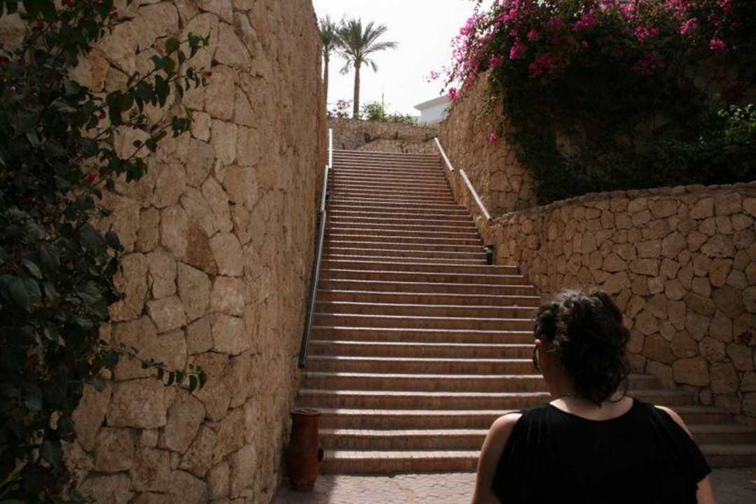 Immer viele Treppen Renaissance Sharm El Sheikh Golden View Beach Resort