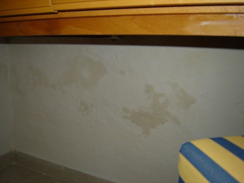 wall in under dressing-table Ruspina Beach Resort