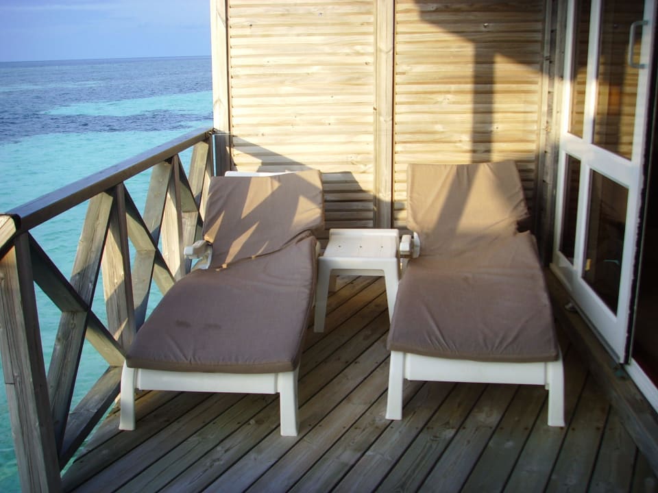 Obere Terrasse mit 2 Liegen und Zugang zum Bad Kuredu Island Resort & Spa