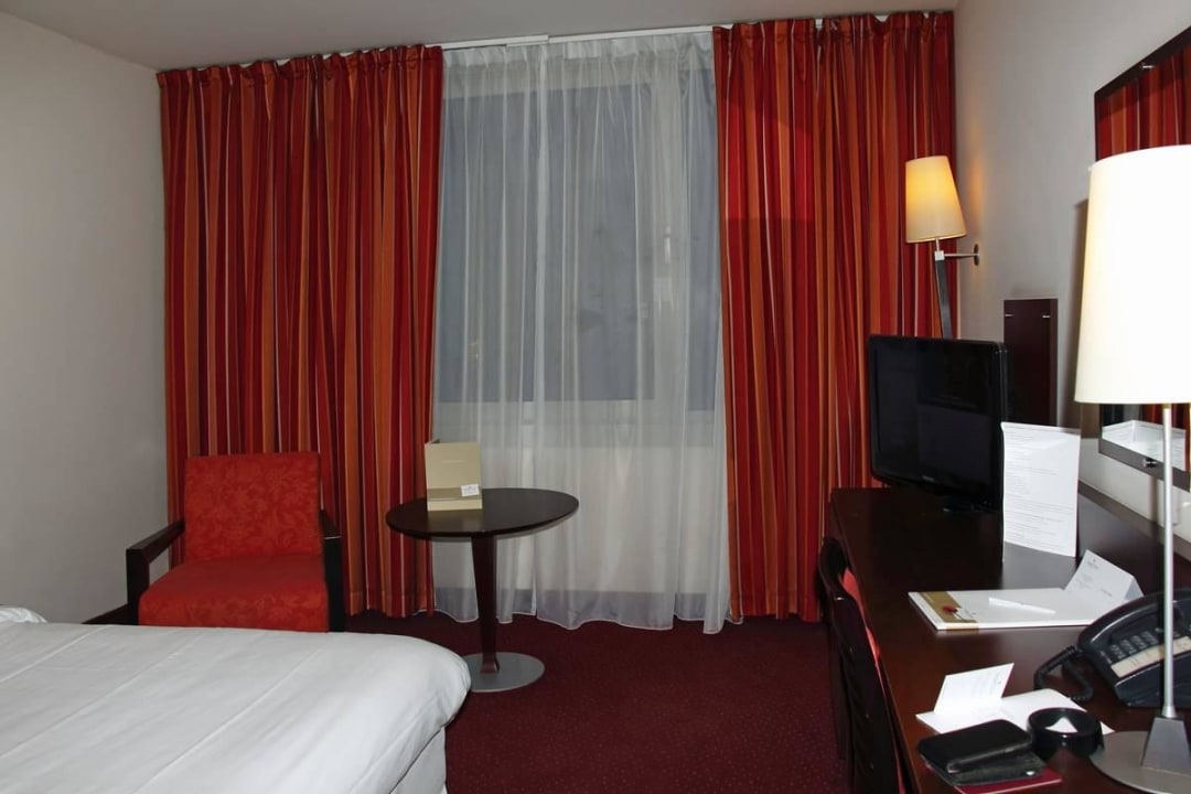 Schreibtisch und Couchtisch Golden Tulip Warsaw Centre Hotel