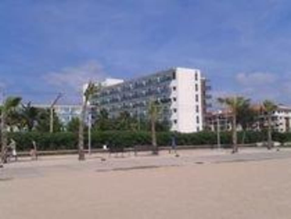 Blick vom Strand zum Hotel Golden Taurus Aquapark Resort