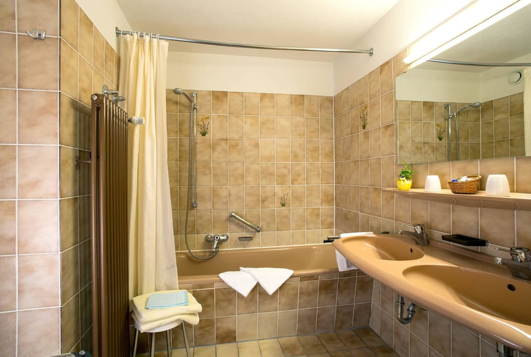 Badezimmer im Uhrenträgerzimmer Schwarzwaldhotel Ruhbühl