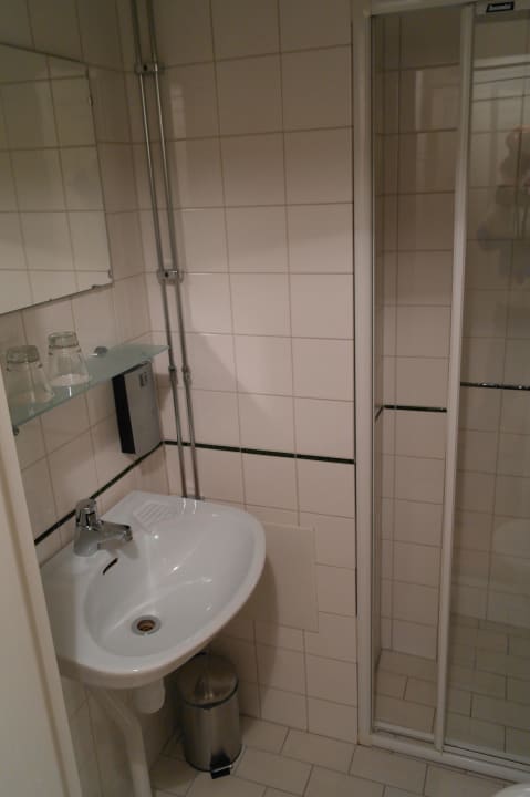 Kleines aber ausreichendes Bad mit ebenerdiger Dusche Hotel Tegnerlunden