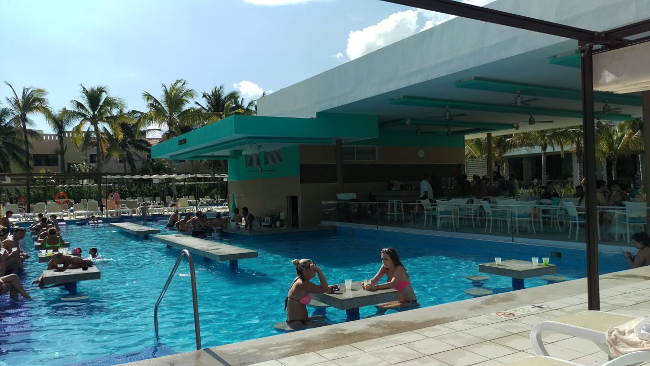 Poolbar. Hotel Riu Playacar