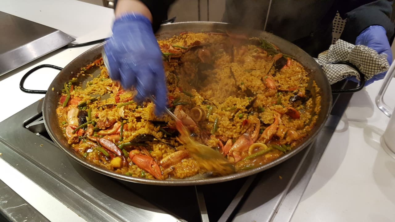 Paella frisch zubereitet.  Alcudia Garden Aparthotel
