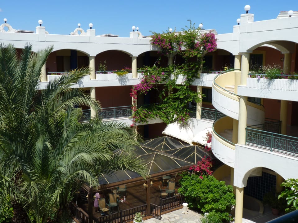 Haupthaus Innenhof Atrium Palace Thalasso Spa Resort & Villas