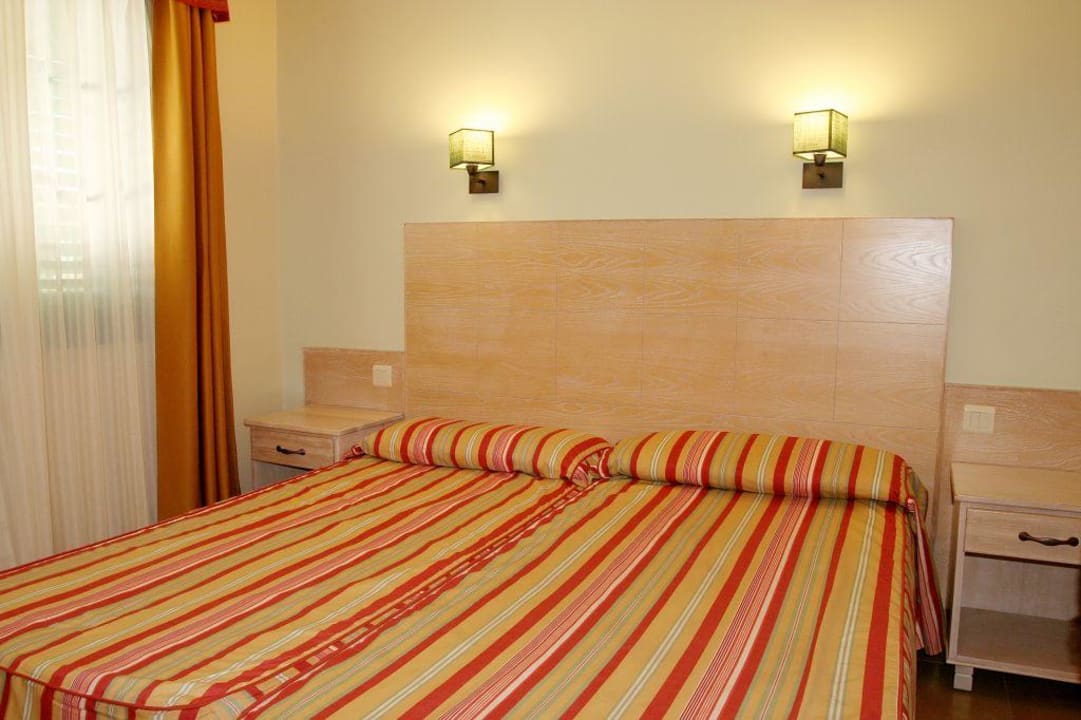 Doppelbett im Schlafzimmer Bungalows Cordial Sandy Golf