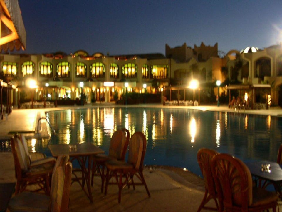 Pool und Restaurant Abends Sunny Days Palma De Mirette Resort & Spa