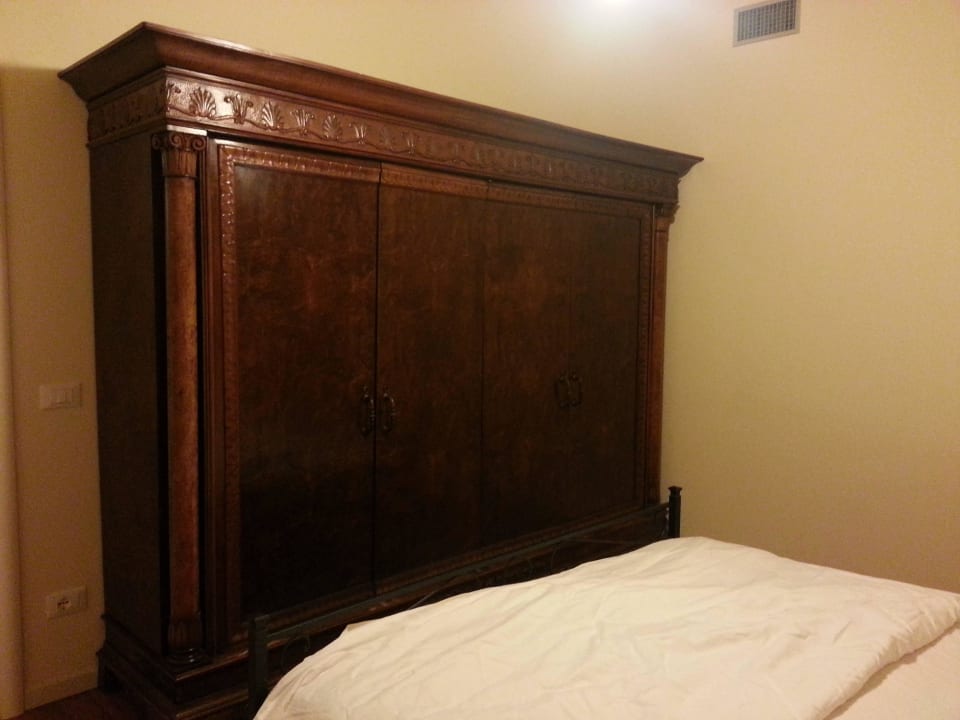 Schrank 1. Schlafzimmer Villa Garuti Residence