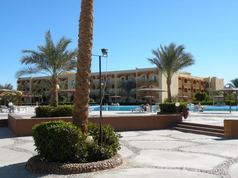 Widok zewnętrznej strony hotelu Desert Rose