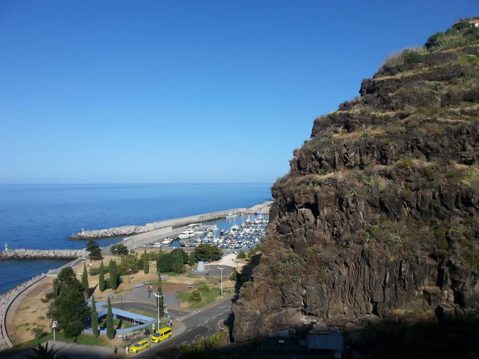 Blick vom Pool zum Yachthafen Saccharum