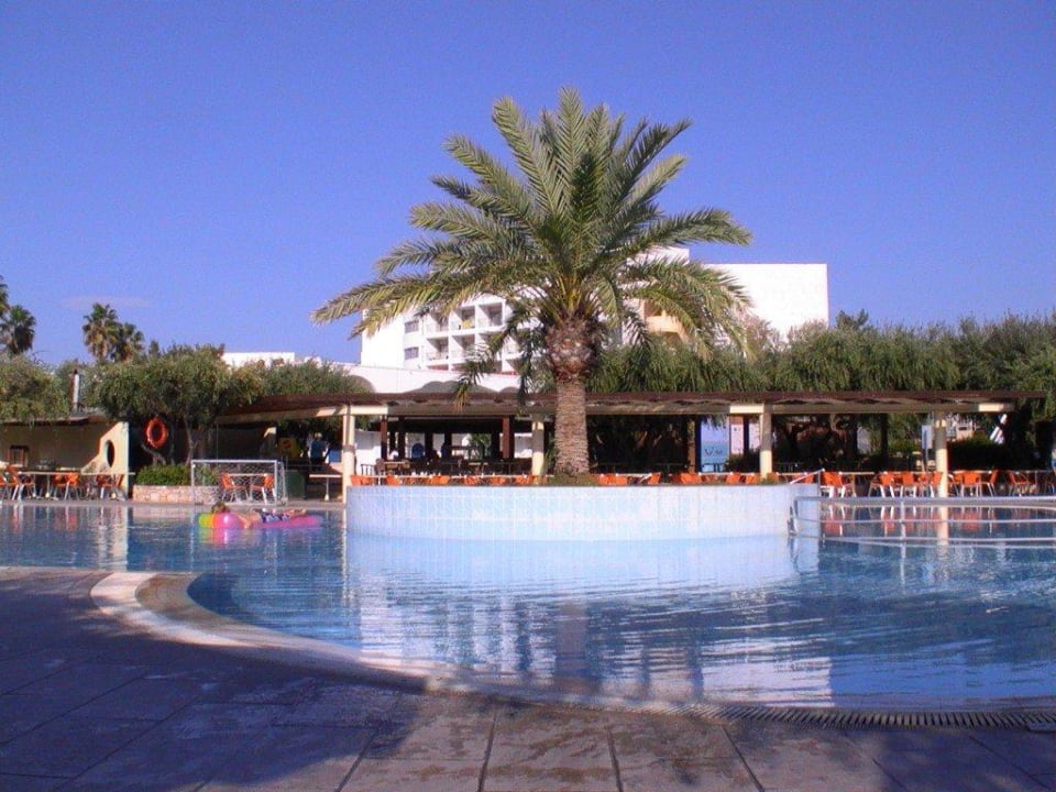 Poolbar im Hintergrund TUI KIDS CLUB Alex Beach
