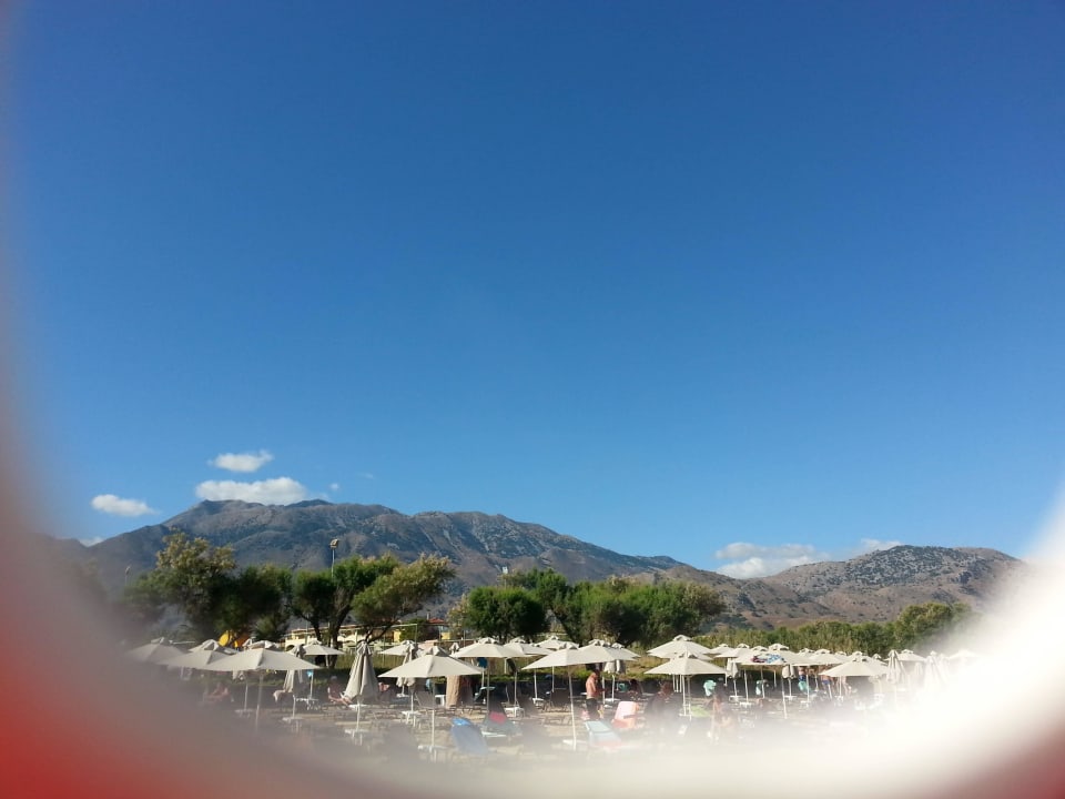 Die Berge ,vom Strand  zu sehen. Vantaris Luxury Beach Resort