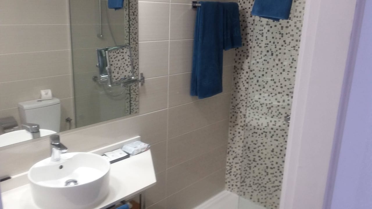 Badezimmer modern mit begehbarer Dusche Servatur Waikiki