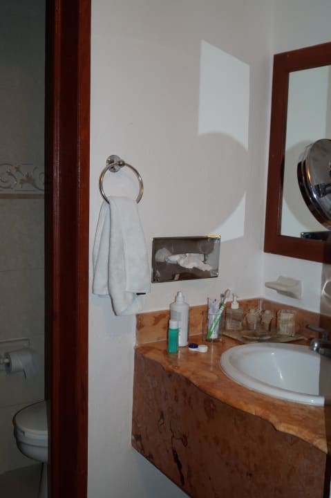 Waschbecken vor der Toilette Ecotel Quintana Regia